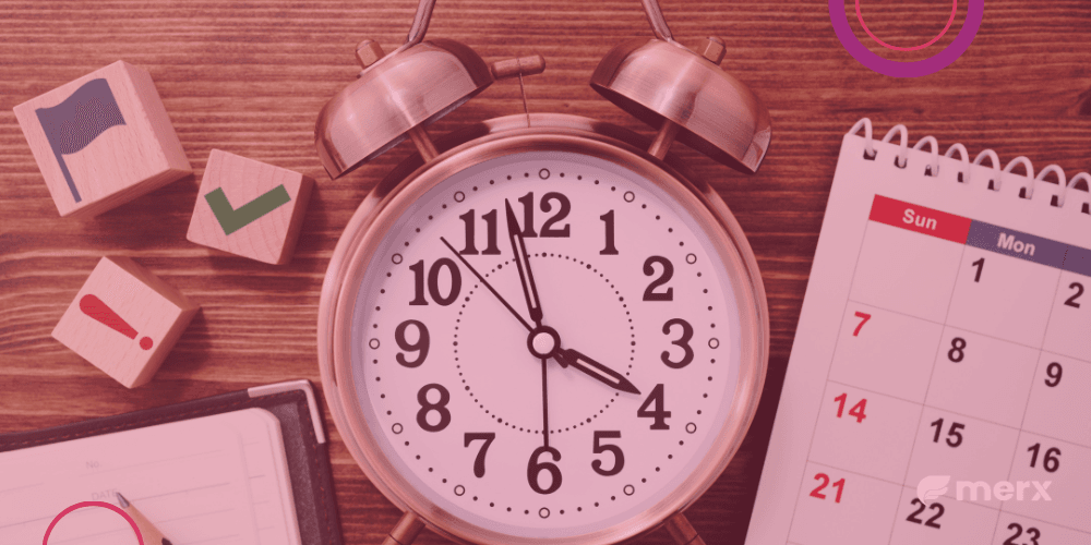 Imagem de um relógio e um calendário em cima de uma mesa para ilustrar o tempo de resposta ao cliente.