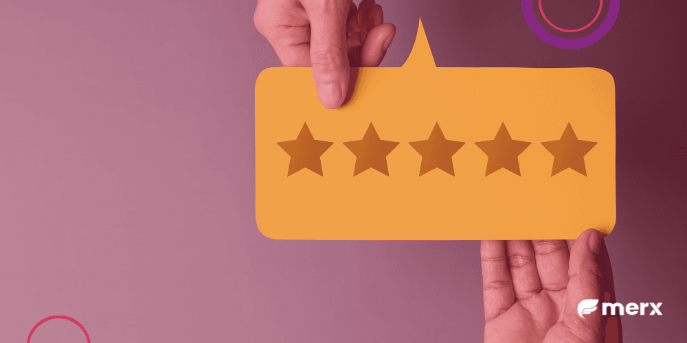 Imagem com duas mãos segurando uma caixa de mensagem amarela com cinco estrelas dentro dela para indicar uma avaliação de cliente.