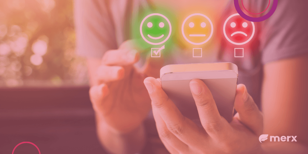 Imagem de mãos segurando um celular e acima, emojis para demonstrar experiência do cliente.