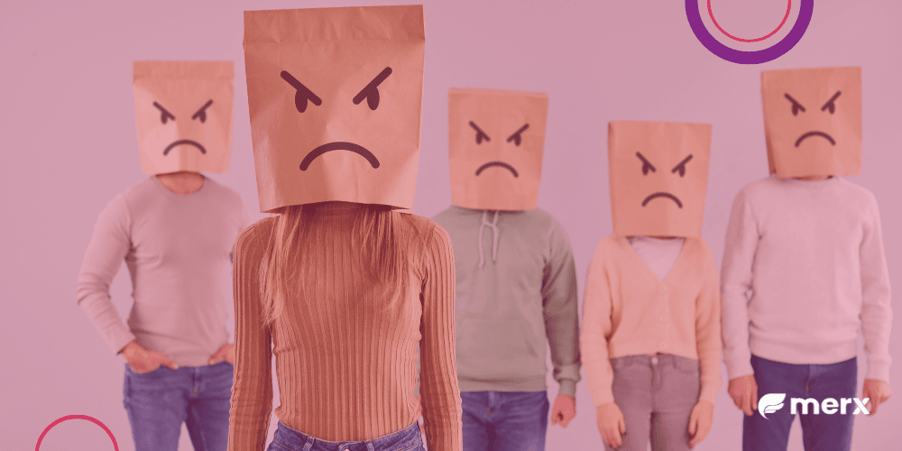 Imagens de pessoas com um saco de papel cobrindo o rosto, com emoji insatisfeito estampado.